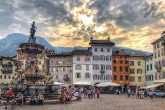Der wunderschöne Domplatz in Trento von der Abendsonne angestrahlt. Zwischenstopp auf der Via Claudia Augusta