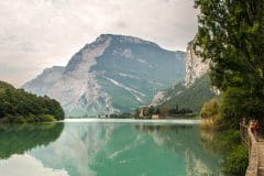 Die Bergsilhouette des Rino Pisetta spiegelt sich wunderschön im Lago di Tobilino auf der Via Claudia Augusta
