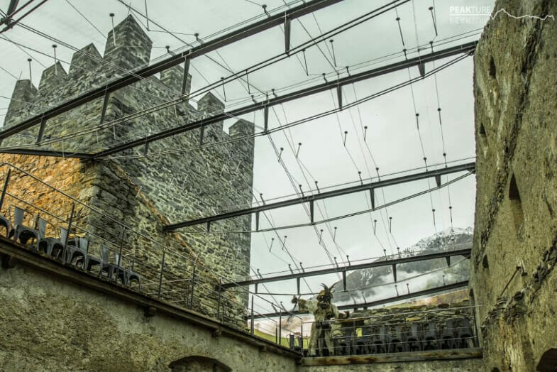 Glasdach vom Messner Mountain Museum Juval mit Blick auf den Schlossturm