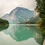 Die Bergsilhouette des Rino Pisetta spiegelt sich wunderschön im Lago di Tobilino auf der Via Claudia Augusta