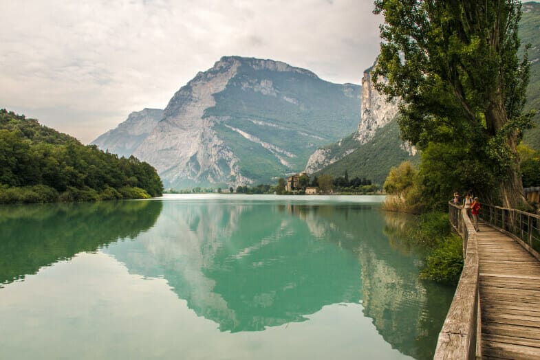 Die Bergsilhouette des Rino Pisetta spiegelt sich wunderschön im Lago di Tobilino auf der Via Claudia Augusta