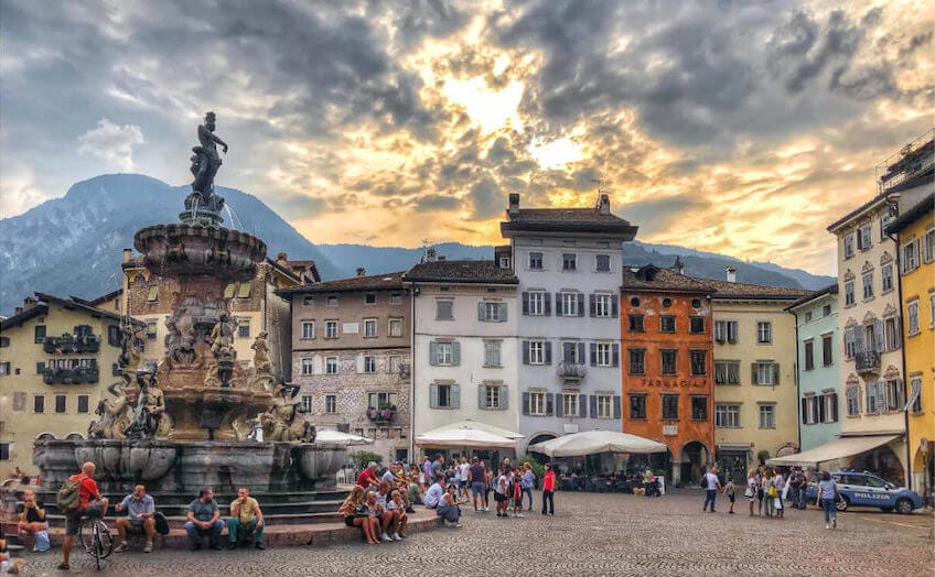 Der wunderschöne Domplatz in Trento von der Abendsonne angestrahlt Zwischenstopp auf der Via Claudia Augusta
