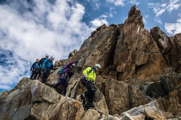 Eine Seilschaft mit fünf Personen beim Abstieg im felsigen Gelände von der Wildspitze