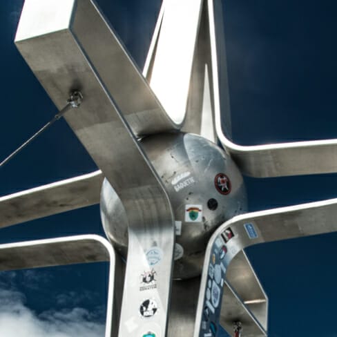 Ein ganz besonderes Kreuz am Zuckerhütl. Das Edelstahlkreuz ist dreidimensional gestaltet und in der Mitte befindet sich eine große Stahlkugel