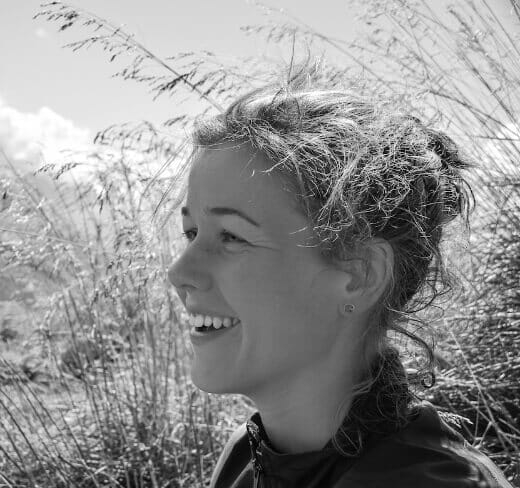 schwarz/weis Peakture Portraitfoto von einer Frau. Gräser im Hintergrund