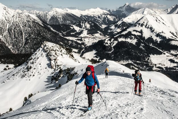 Rückblick auf dem Bergrücken, kurz vor dem Galtjoch. Drei Personen im Vordergrund beim Bergaufstieg