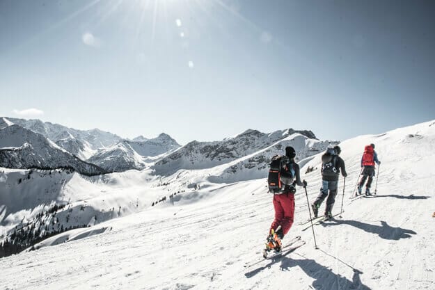 Skitourengeher beim Aufstig zum Galtjoch mit Skitourenausrüstung