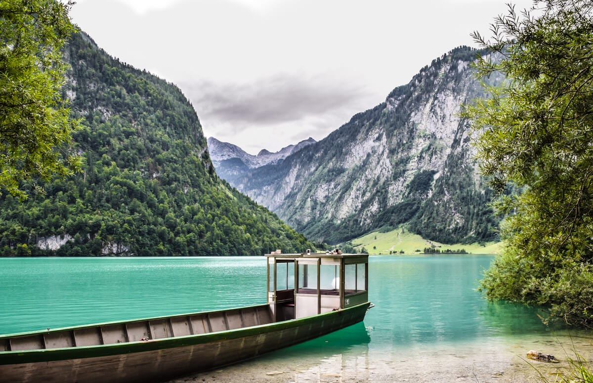 Ein langes Fischerboot auf dem Königssee