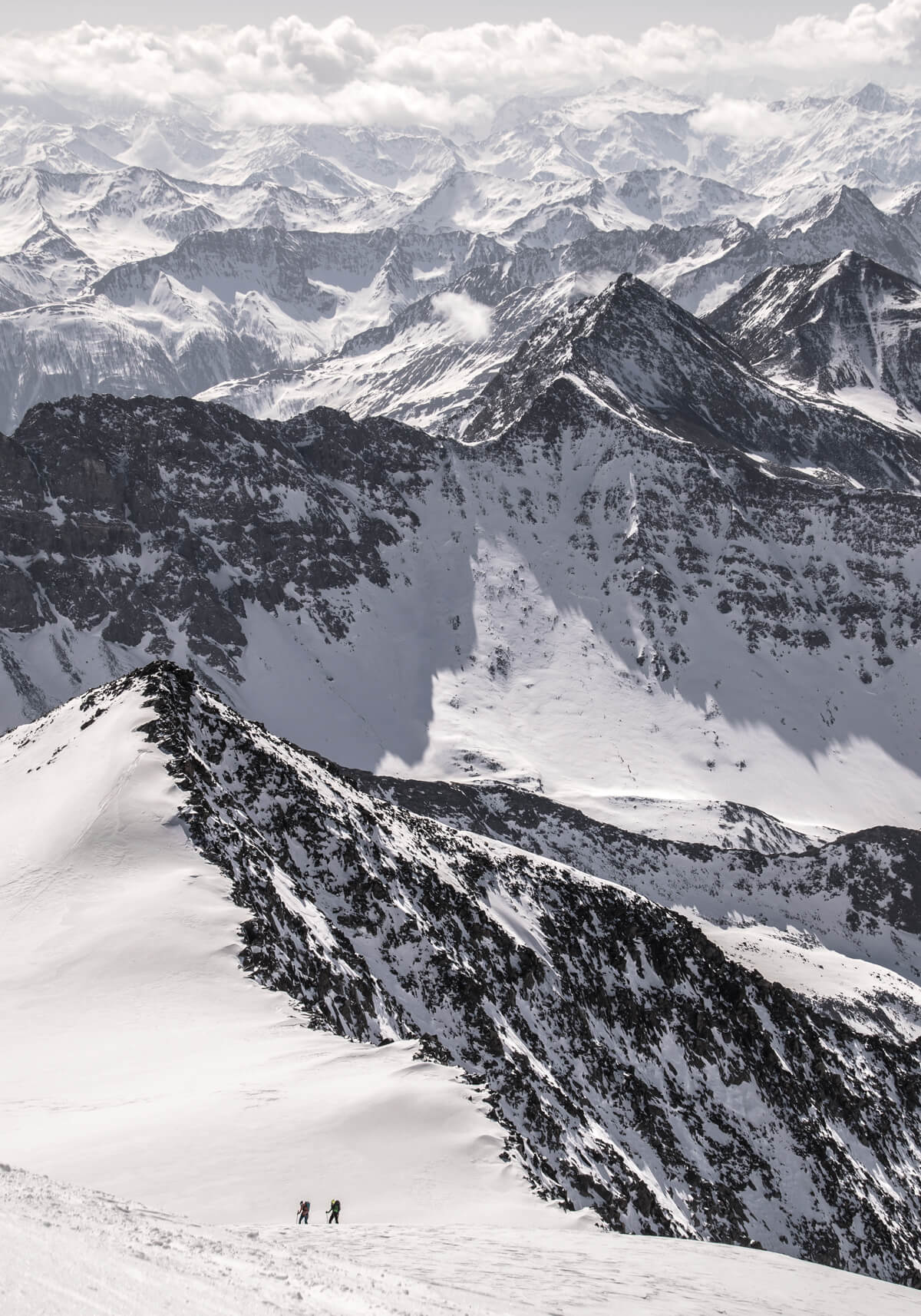 Weite Aussicht vom Grossvenediger auf verschneite Berggipfele
