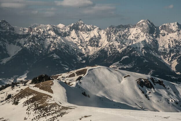 Weitblick vom Hundsteingipfel in die mit Schnee bedeckten Alpen
