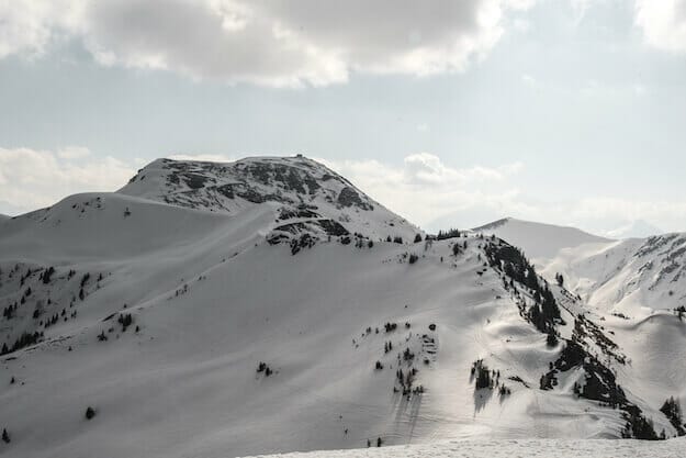 Ausblick auf den Hundstein Gipfel. Die Gipfel sind mit Schnee bedeckt