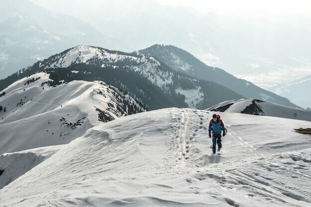 Mann auf einer Skitour in einer Winterlandschaft in den Alpen