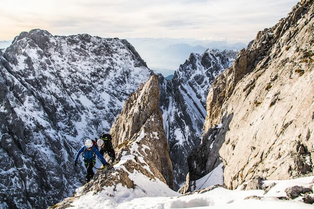 Aufstieg im steilen Gelände zweier Bergsteiger im Winter