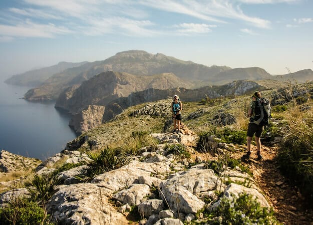 zwei Bergsteigerinnen an der steilen Westküste des GR 221