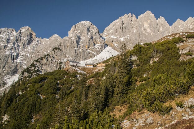 Die Gruttenhütte aus 500m Entfernung im Hintergrund das Bergpanorama vom Wilden Kaiser mit dem Ellmauer Halt