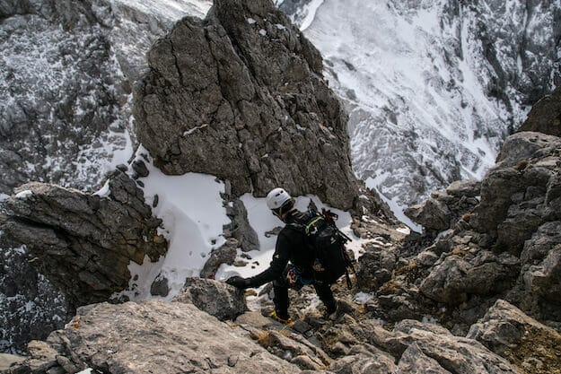 Bergsteiger beim Abstieg im steilen Felsgelände
