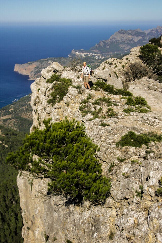 Frau an einer Steilküste auf Mallorca