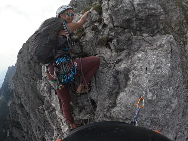 Steile Kletterei am Fels