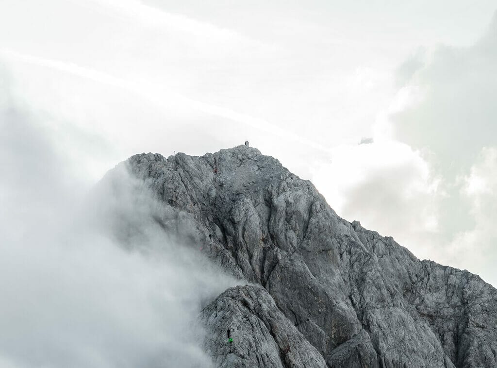 Biwakschachtel in der Ferne am Gipfel