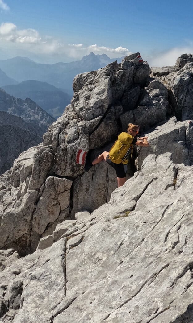 Bergsteigerin klettert am Fels