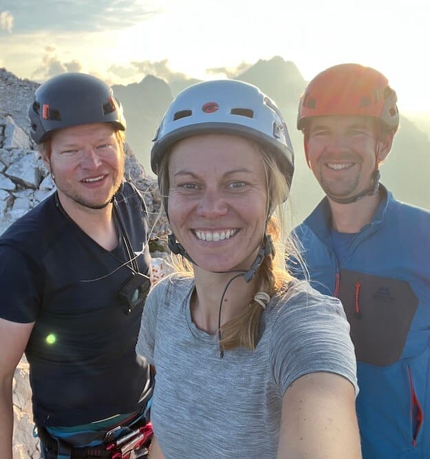 Drei glückliche Bergsteiger am Gipfel der Alpspitze