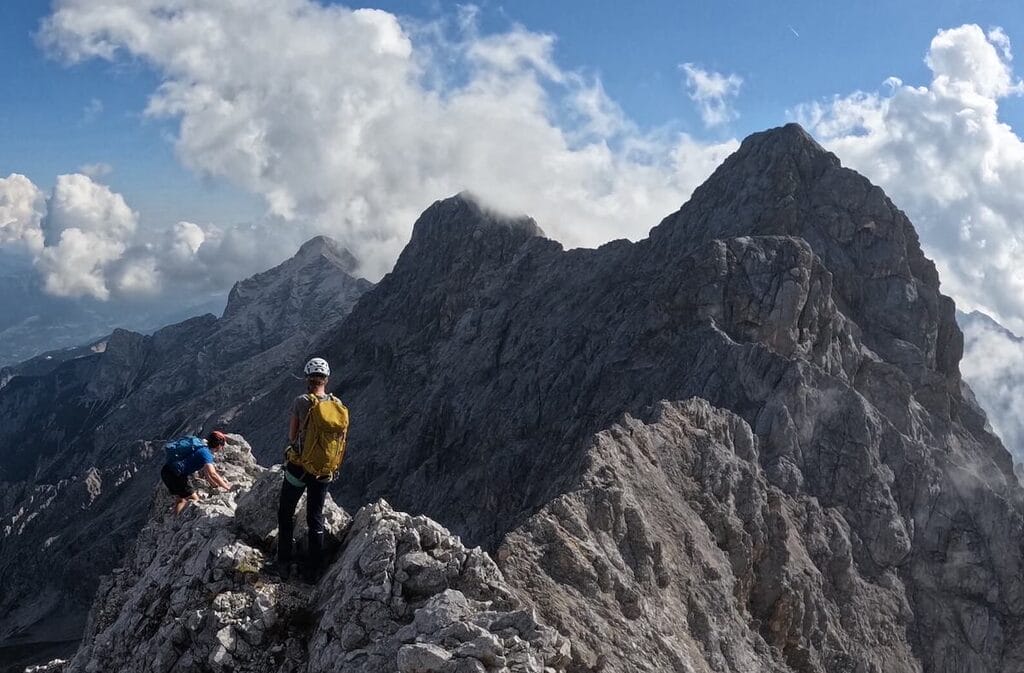 zwei Bergsteiger am Jubiläumsgrat im sehr steilem Berggelände