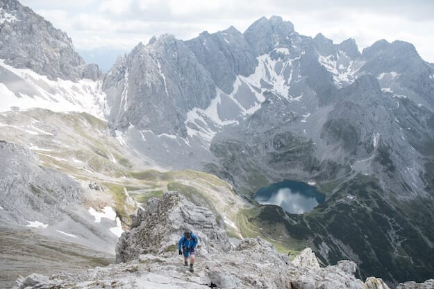 Weitblick von einem Klettersteig in das Alpenpanorama inkl. Bergsee