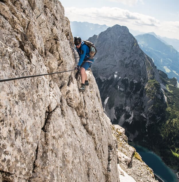 Bergsteiger an einer steilen Kante