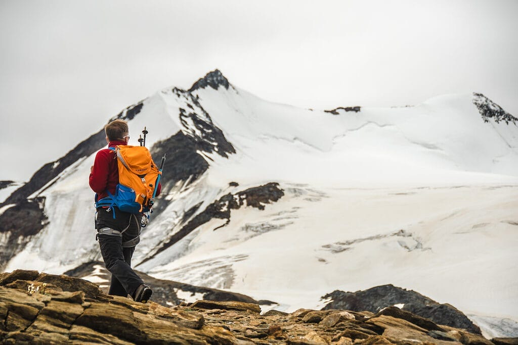 Bergsteiger vor dem Monte Cevedale