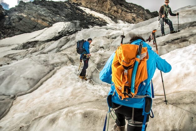 Seilschaft auf einem Gletscher in den Alpen