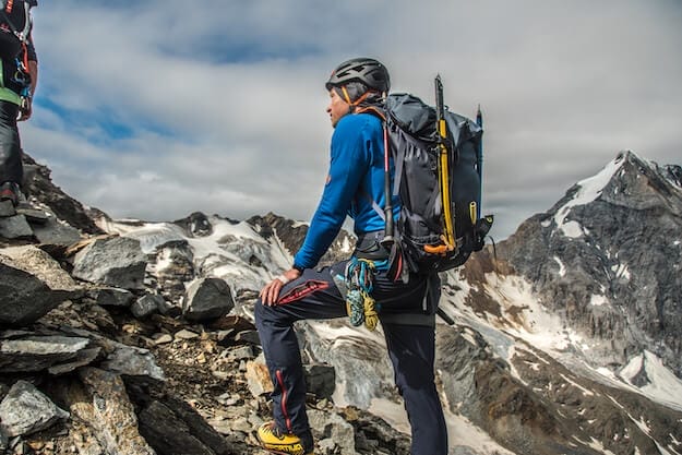 Bergsteiger mit Hochtourenausrüstung vor einem Gletscher in den Alpen