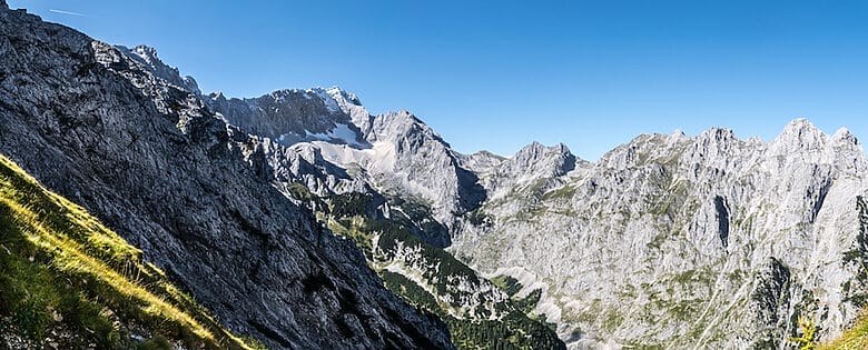 Wandern auf der Zugspitze, hier ein Blick von der Alpspitze zur Zugspitze