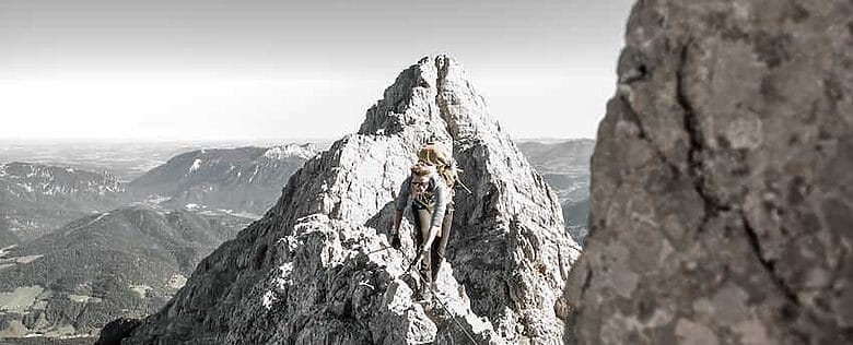  Bergsteigerin am Königssee, bei der Watzmannüberschreitung im sehr steilen und ausgesetztem Gelände.   