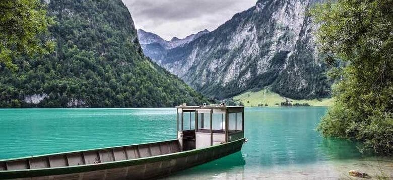 der wunderschöne Königssee in Berchtesgaden. Im Vordergrund ein Fischerboot