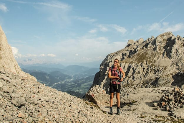 Bergsteigerin freut sich über eine traumhafte Bergtour
